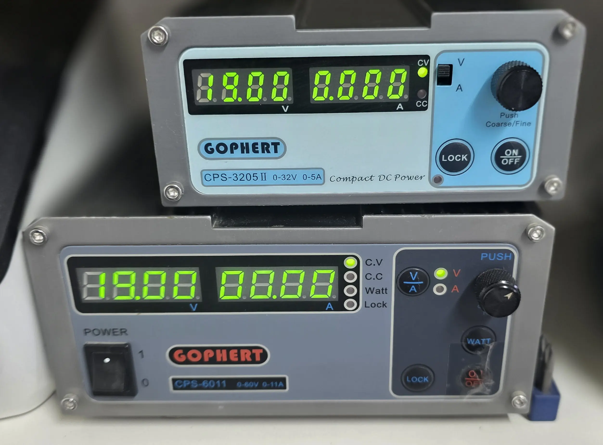 ספקי כוח מעבדתיים Gophert CPS-3205II ו-CPS-6011 לאבחון לוחות — Laptop Lab