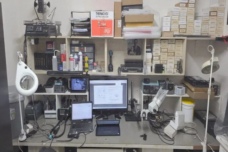 מעבדת Laptop Lab בחדרה — תחנת עבודה עם מיקרוסקופ ומכשור לתיקון מחשבים ניידים ברמת רכיב