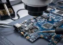 Скачок напряжения повредил ноутбук — плата под микроскопом, Laptop Lab Хадера