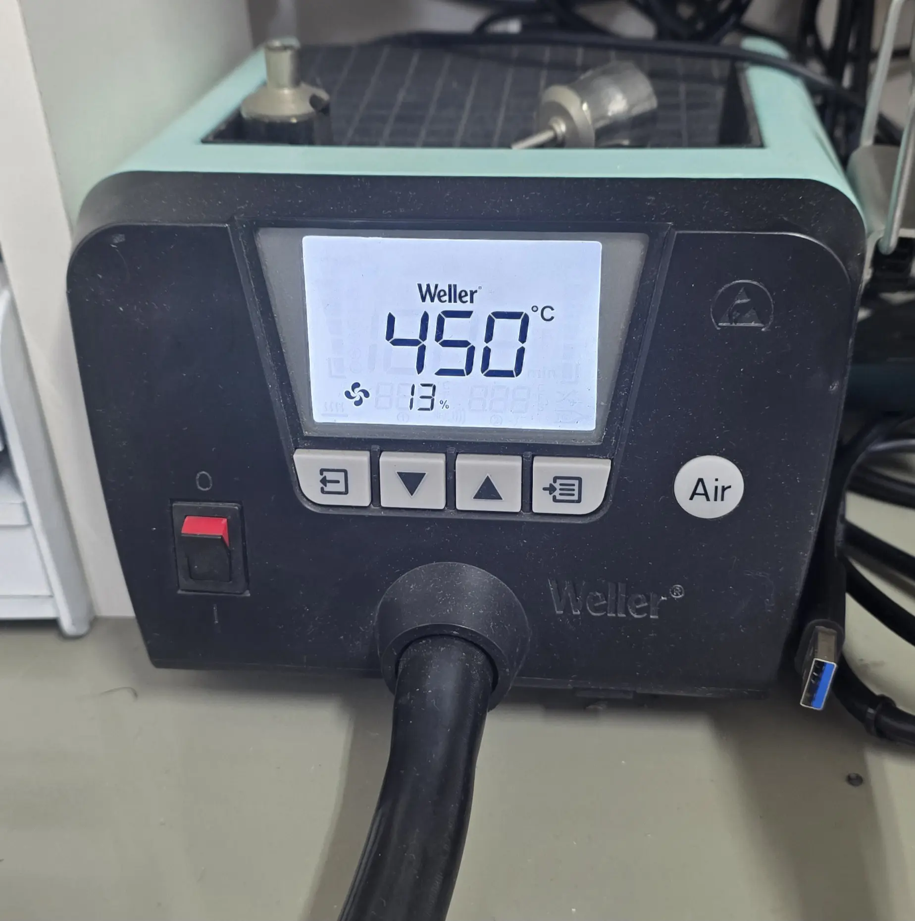 מפוח חום Weller 450°C לעבודה עם רכיבי SMD — מעבדת Laptop Lab חדרה