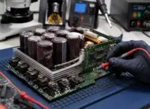 Ремонт частотного преобразователя — силовая плата и IGBT-модуль под микроскопом, Laptop Lab