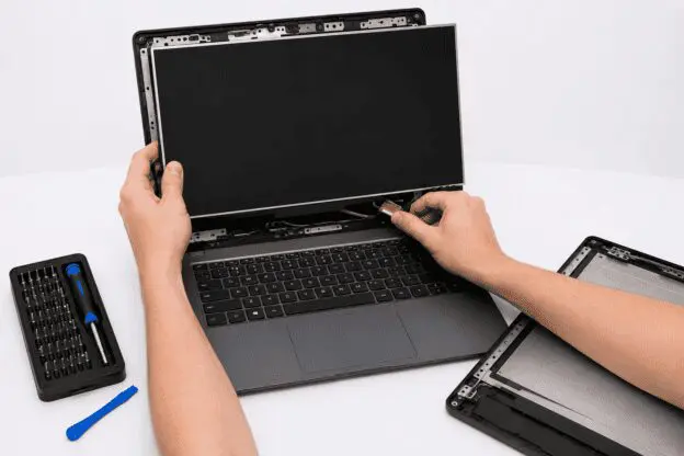 Замена экрана ноутбука в мастерской Laptop Lab в Хадере